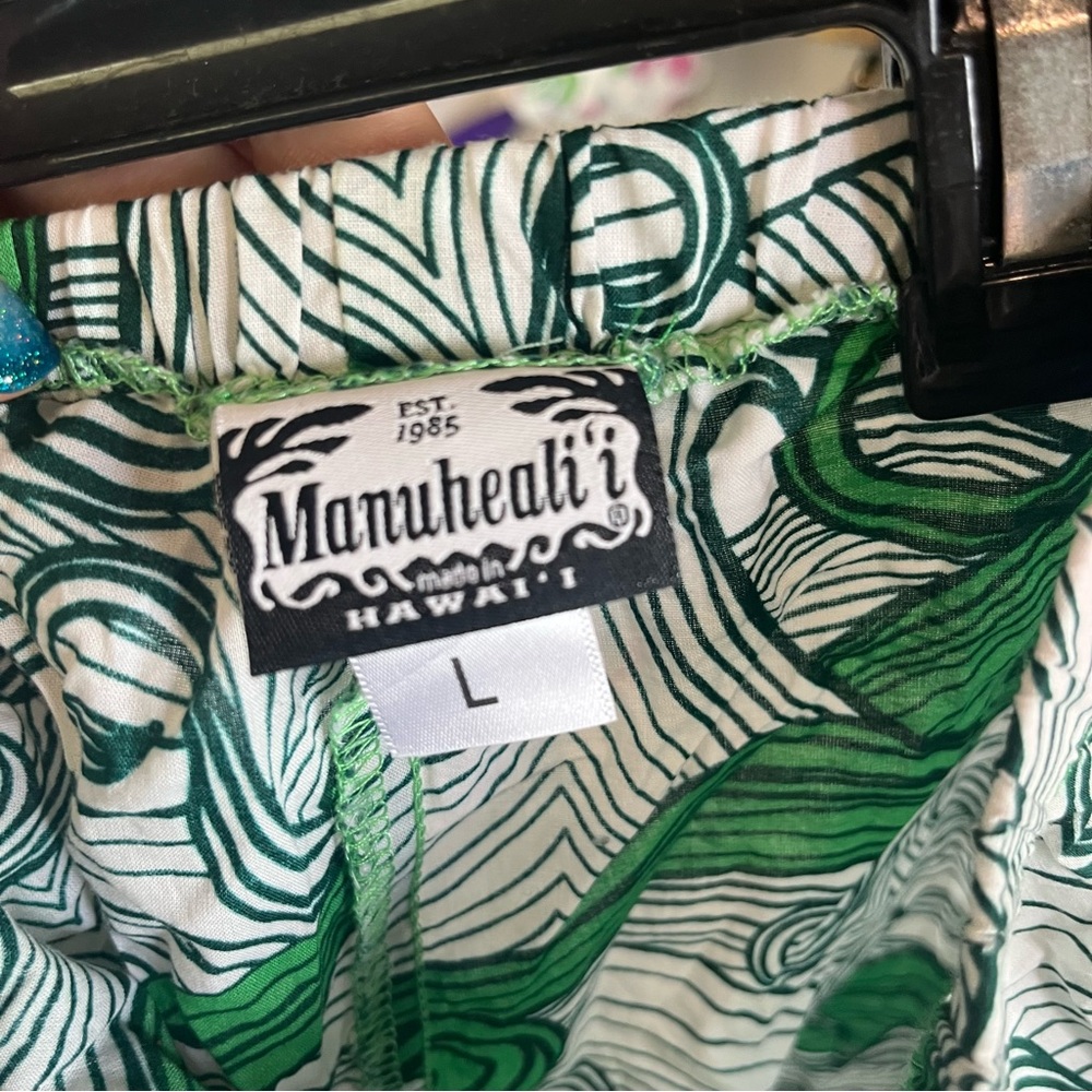 Manuheali'i Green and White Patterned Garment